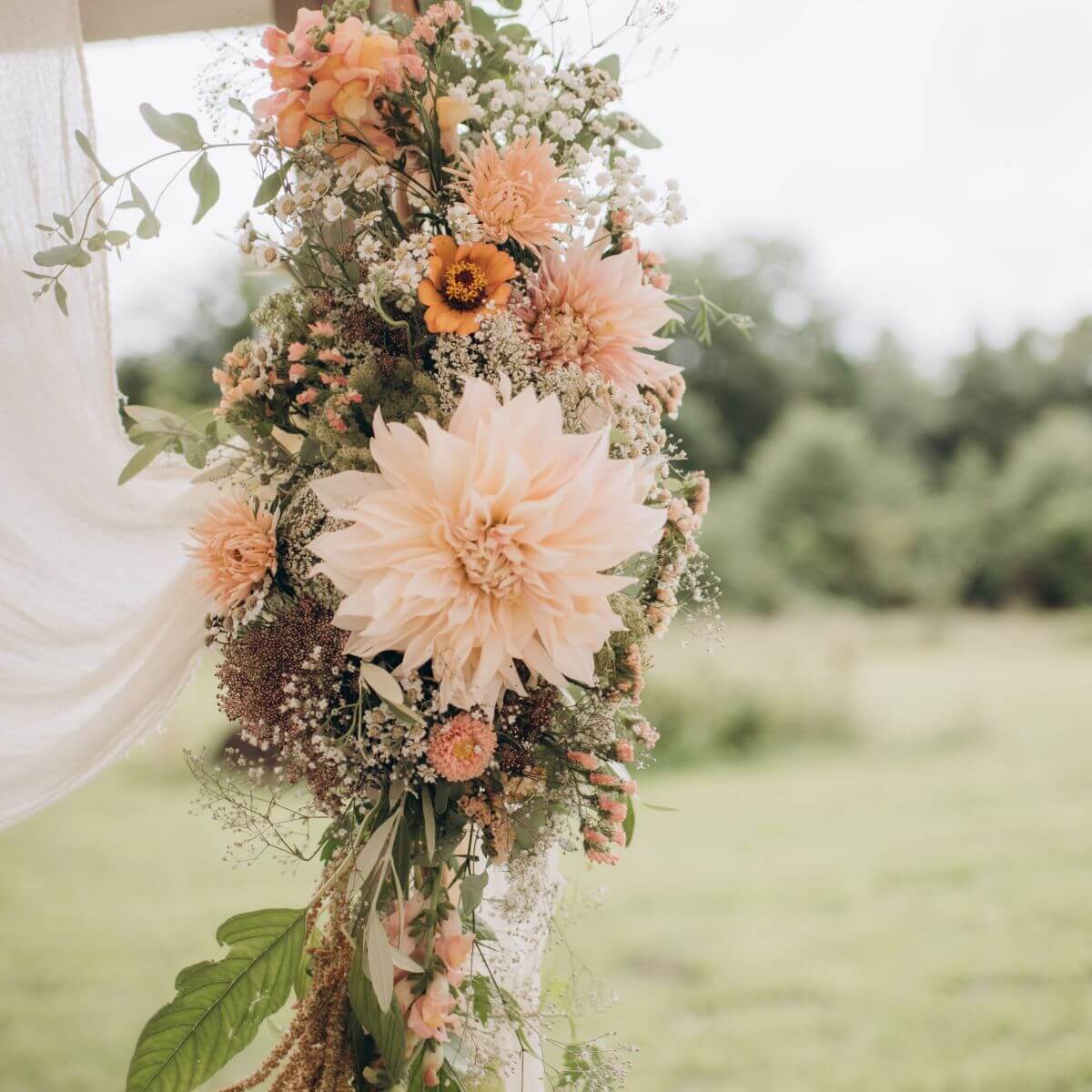 blumendekoration_traubogen_apricot_hochzeitsplanung_soulpromises_with_josephine