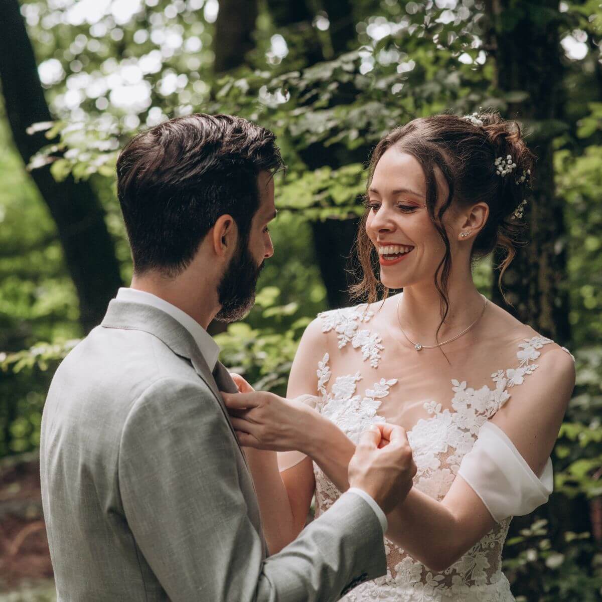 hochzeitspaar_first_look_im_wald_lachen_hochzeitsplanung_soulpromises_with_josephine