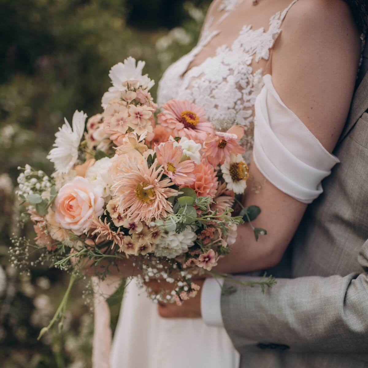 hochzeitspaar_paarfoto_brautstrauss_blumen_apricot_pastellrosa_hochzeitsplanung_soulpromises_with_josephine