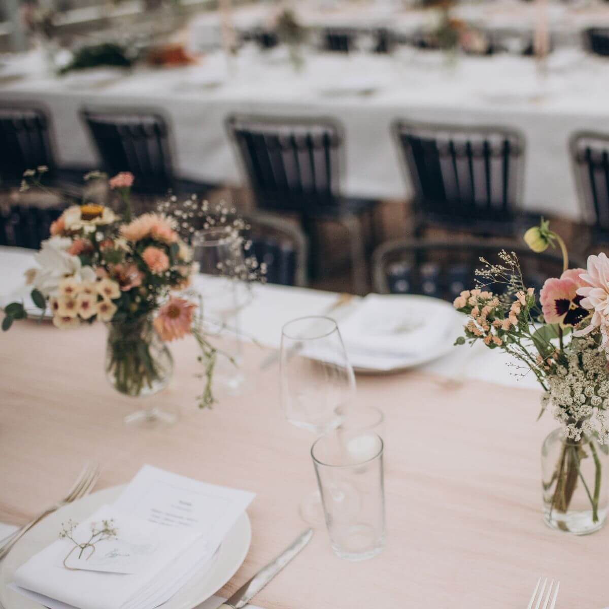 tischdekoration_hochzeit_blumenvasen_wildblumen_apricot_pastellfarben_hochzeitsplanung_soulpromises_with_josephine